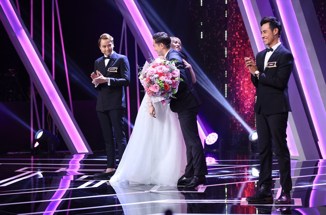 Người ấy là ai? mở màn quá đau tim: Cô gái chọn đúng chàng CEO độc thân duy nhất giữa một rừng sim tím Người ấy là ai? mở màn quá đau tim: Cô gái chọn đúng chàng CEO độc thân duy nhất giữa một rừng sim tím