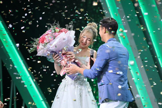 Người ấy là ai? mở màn quá đau tim: Cô gái chọn đúng chàng CEO độc thân duy nhất giữa một rừng sim tím Người ấy là ai? mở màn quá đau tim: Cô gái chọn đúng chàng CEO độc thân duy nhất giữa một rừng sim tím