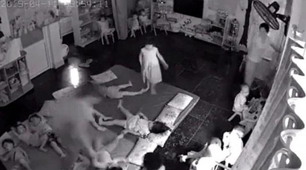 Quảng Ninh: Clip 2 cô giáo nghi bạo hành, quăng các cháu mầm non như đồ chơi lúc ngủ trưa vì quấy khóc