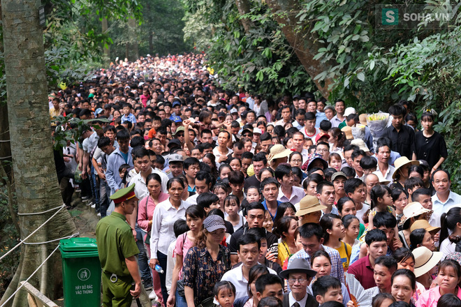 [Ảnh] Nhiều trẻ nhỏ lạc cha mẹ, hoảng sợ giữa biển người đổ về Lễ hội Đền Hùng