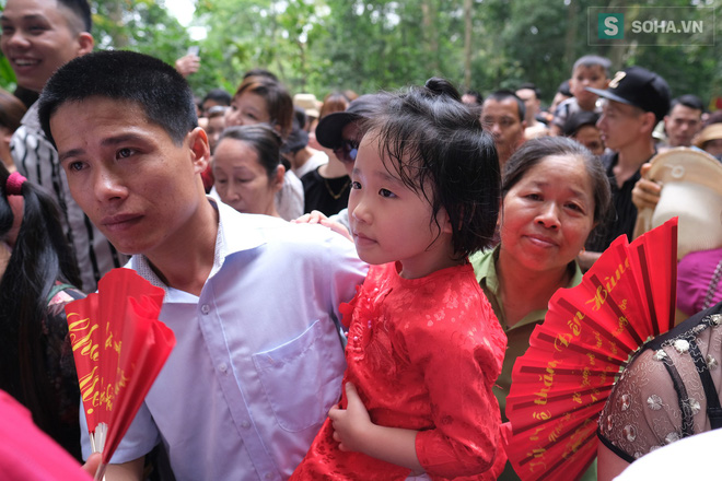 [Ảnh] Nhiều trẻ nhỏ lạc cha mẹ, hoảng sợ giữa biển người đổ về Lễ hội Đền Hùng