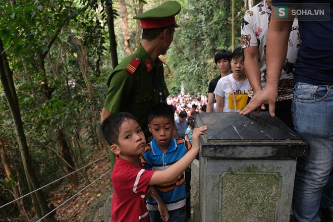 [Ảnh] Nhiều trẻ nhỏ lạc cha mẹ, hoảng sợ giữa biển người đổ về Lễ hội Đền Hùng