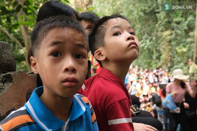 [Ảnh] Nhiều trẻ nhỏ lạc cha mẹ, hoảng sợ giữa biển người đổ về Lễ hội Đền Hùng