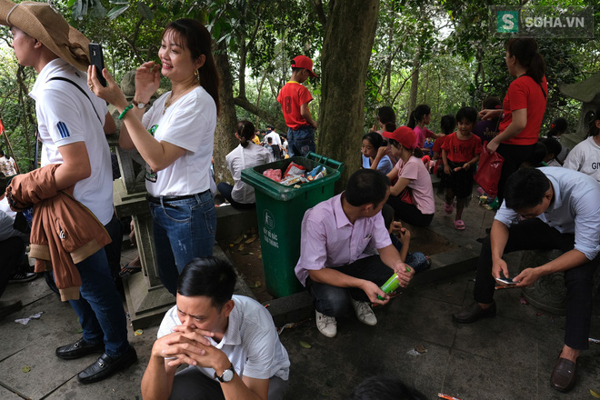 [Ảnh] Nhiều trẻ nhỏ lạc cha mẹ, hoảng sợ giữa biển người đổ về Lễ hội Đền Hùng