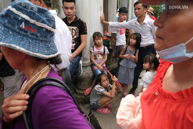 [Ảnh] Nhiều trẻ nhỏ lạc cha mẹ, hoảng sợ giữa biển người đổ về Lễ hội Đền Hùng