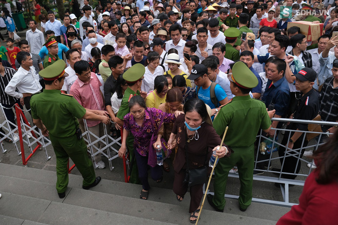 [Ảnh] Nhiều trẻ nhỏ lạc cha mẹ, hoảng sợ giữa biển người đổ về Lễ hội Đền Hùng