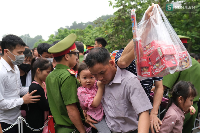 [Ảnh] Nhiều trẻ nhỏ lạc cha mẹ, hoảng sợ giữa biển người đổ về Lễ hội Đền Hùng