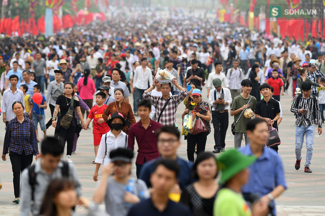 [Ảnh] Nhiều trẻ nhỏ lạc cha mẹ, hoảng sợ giữa biển người đổ về Lễ hội Đền Hùng