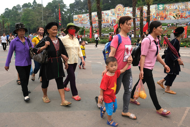[Ảnh] Nhiều trẻ nhỏ lạc cha mẹ, hoảng sợ giữa biển người đổ về Lễ hội Đền Hùng