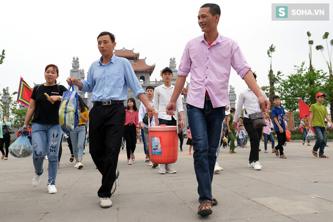 [Ảnh] Nhiều trẻ nhỏ lạc cha mẹ, hoảng sợ giữa biển người đổ về Lễ hội Đền Hùng