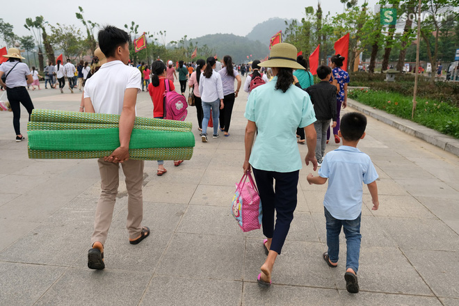 [Ảnh] Nhiều trẻ nhỏ lạc cha mẹ, hoảng sợ giữa biển người đổ về Lễ hội Đền Hùng