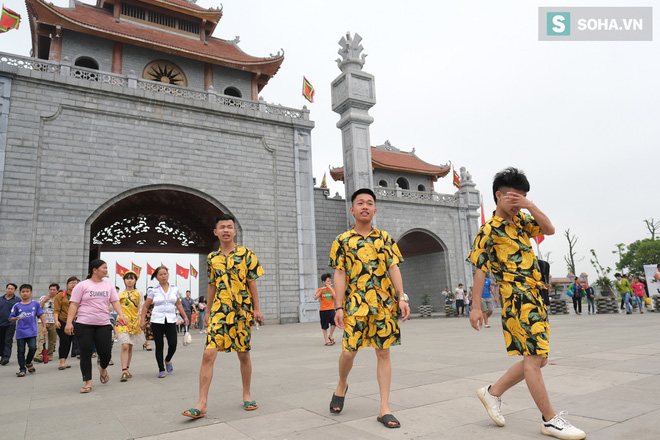 [Ảnh] Nhiều trẻ nhỏ lạc cha mẹ, hoảng sợ giữa biển người đổ về Lễ hội Đền Hùng