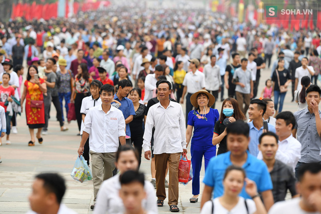 [Ảnh] Nhiều trẻ nhỏ lạc cha mẹ, hoảng sợ giữa biển người đổ về Lễ hội Đền Hùng