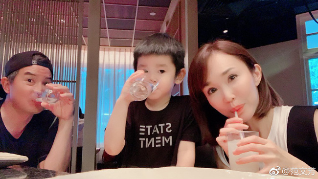 Ở ẩn đã lâu, vợ chồng Phạm Văn Phương - Lý Minh Thuận khoe quý tử cực kỳ điển trai Ở ẩn đã lâu, vợ chồng Phạm Văn Phương - Lý Minh Thuận khoe quý tử cực kỳ điển trai