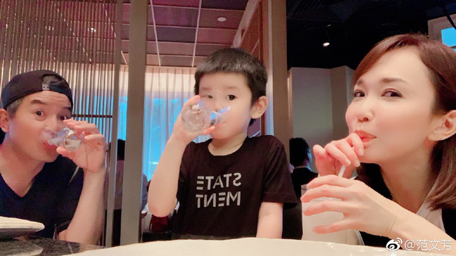 Ở ẩn đã lâu, vợ chồng Phạm Văn Phương - Lý Minh Thuận khoe quý tử cực kỳ điển trai Ở ẩn đã lâu, vợ chồng Phạm Văn Phương - Lý Minh Thuận khoe quý tử cực kỳ điển trai