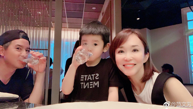 Ở ẩn đã lâu, vợ chồng Phạm Văn Phương - Lý Minh Thuận khoe quý tử cực kỳ điển trai