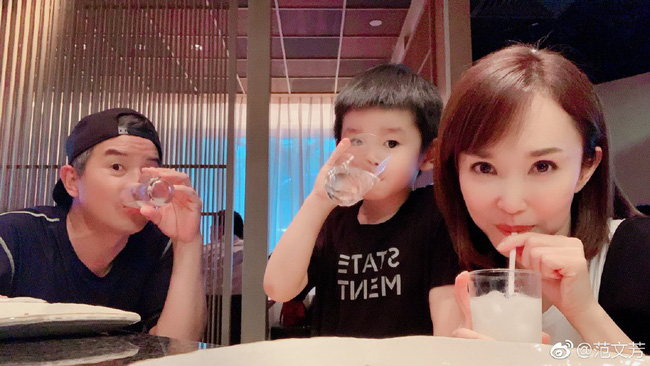 Ở ẩn đã lâu, vợ chồng Phạm Văn Phương - Lý Minh Thuận khoe quý tử cực kỳ điển trai Ở ẩn đã lâu, vợ chồng Phạm Văn Phương - Lý Minh Thuận khoe quý tử cực kỳ điển trai