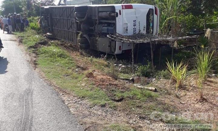 Xe khách chở 40 người đi Đà Lạt bị lật, người dân đập cửa cứu hành khách