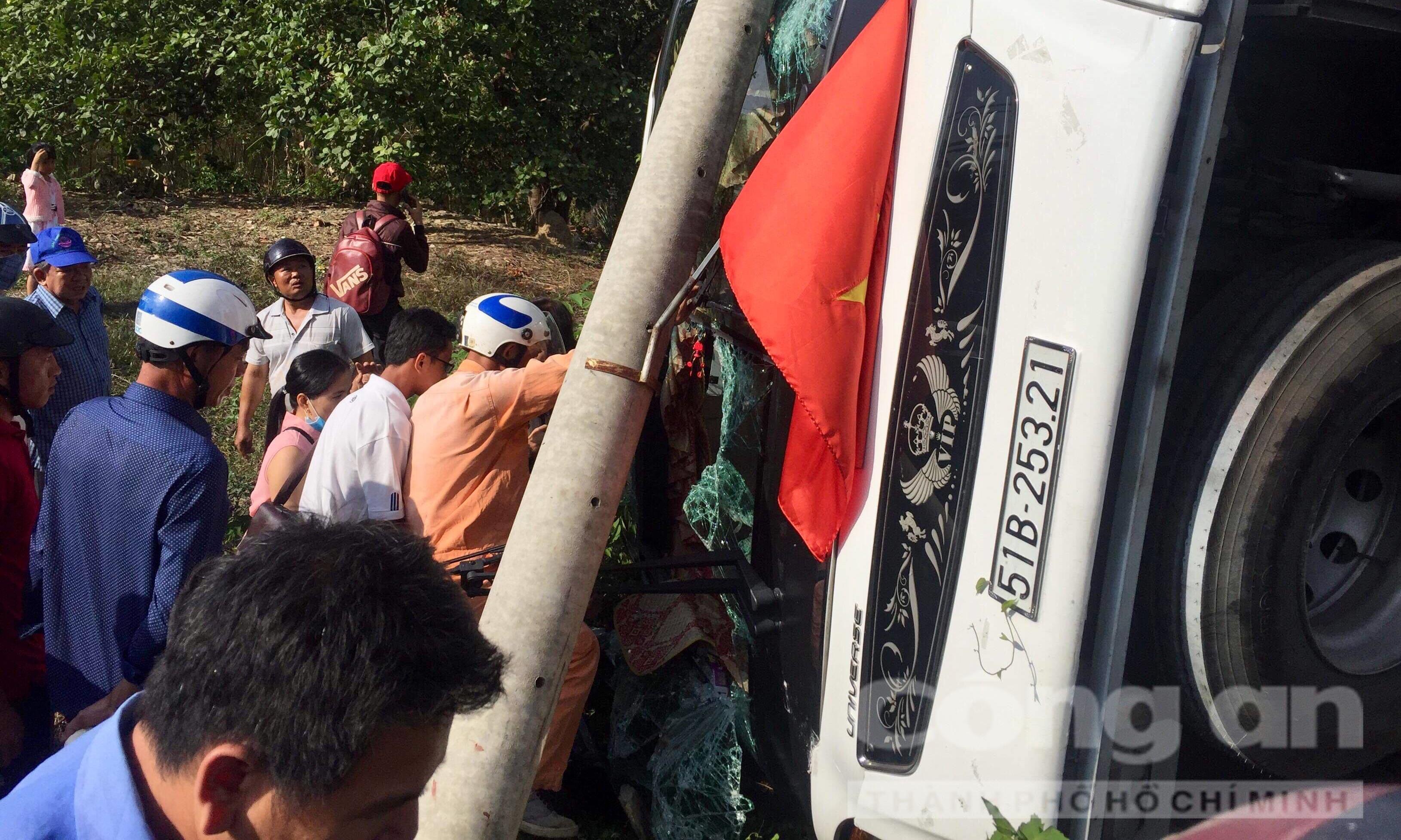 Xe khách chở 40 người đi Đà Lạt bị lật, người dân đập cửa cứu hành khách