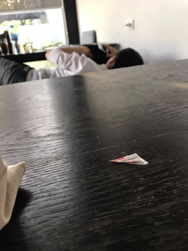 Khách hàng nổ đom đóm mắt với cặp đôi ôm ấp, hôn hít nhau ngay tại quán trà sữa, nhắc nhiều lần chẳng thèm thưa