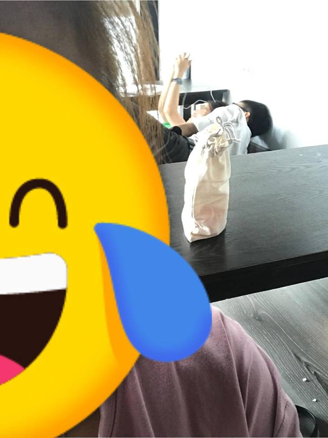 Khách hàng nổ đom đóm mắt với cặp đôi ôm ấp, hôn hít nhau ngay tại quán trà sữa, nhắc nhiều lần chẳng thèm thưa