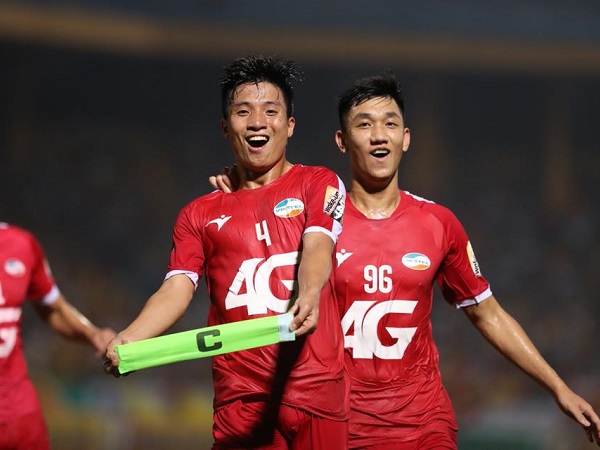 Bùi Tiến Dũng tỏa sáng giúp Viettel thắng nhọc Nam Định tại Hàng Đẫy