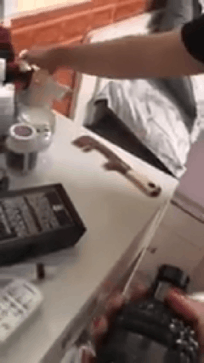 Vợ vào tận phòng bồ nhí của chồng, tống hết đồ đạc ra sân dọa đốt: Này thì trộm tiền nuôi gái