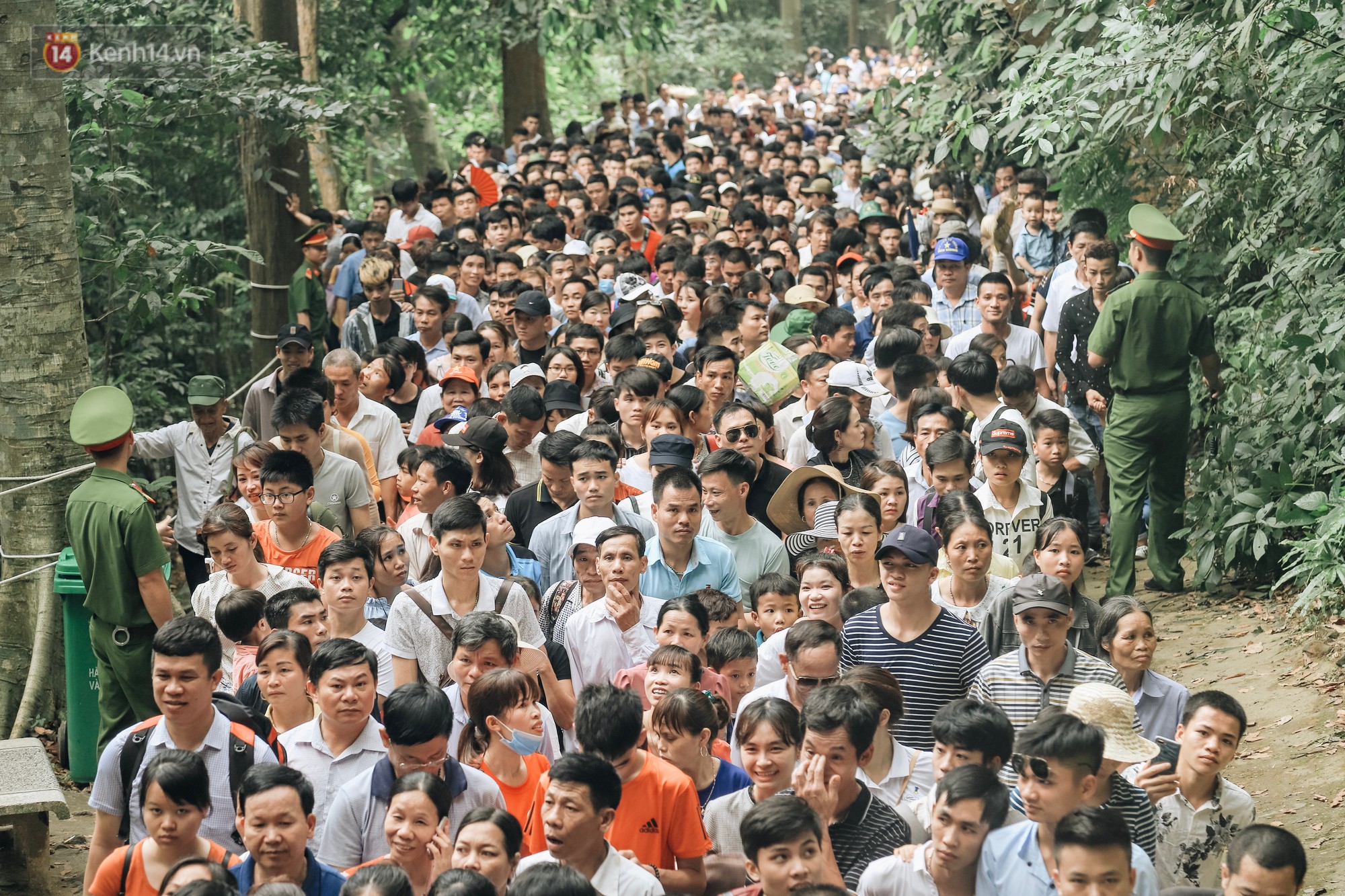 Gần 2 triệu lượt du khách đổ về đền Hùng gây quá tải, tỉnh Phú Thọ kiểm soát chặt tình trạng chặt chém