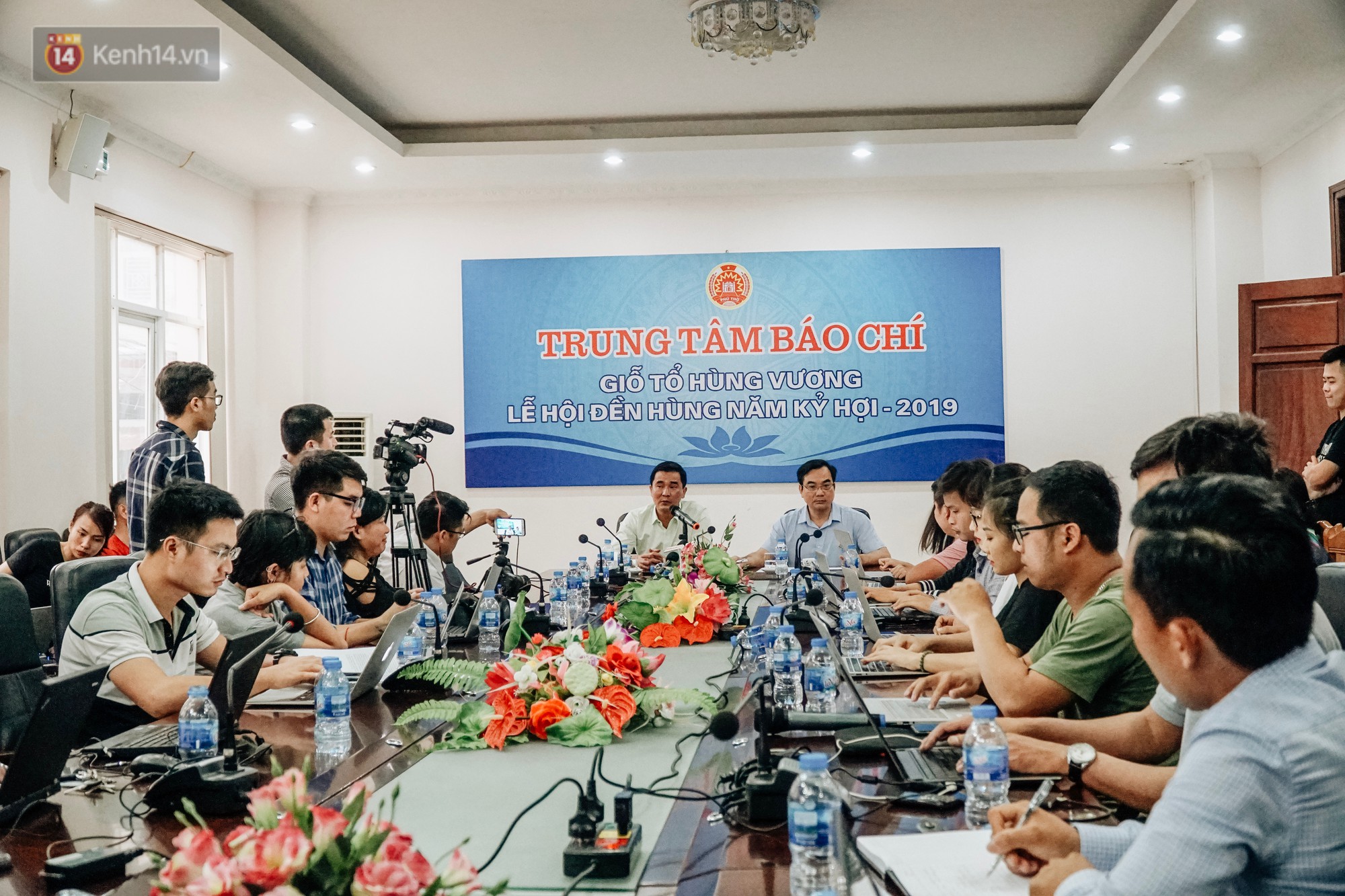 Gần 2 triệu lượt du khách đổ về đền Hùng gây quá tải, tỉnh Phú Thọ kiểm soát chặt tình trạng chặt chém