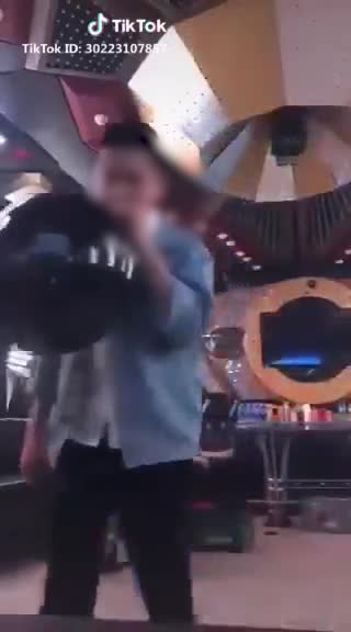 Clip: Nam thanh niên vừa hút bóng cười vừa nhiệt tình livestream trong phòng karaoke và cái kết cười ra nước mắt