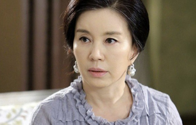 Thấy mẹ không cho vợ về nhà ngoại chơi cuối tuần, con trai hỏi ngược một câu khiến bà im lặng