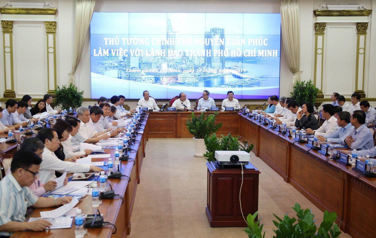 Lo vốn cho metro số 1, TP.HCM và Bộ Tài chính đừng quá so kè