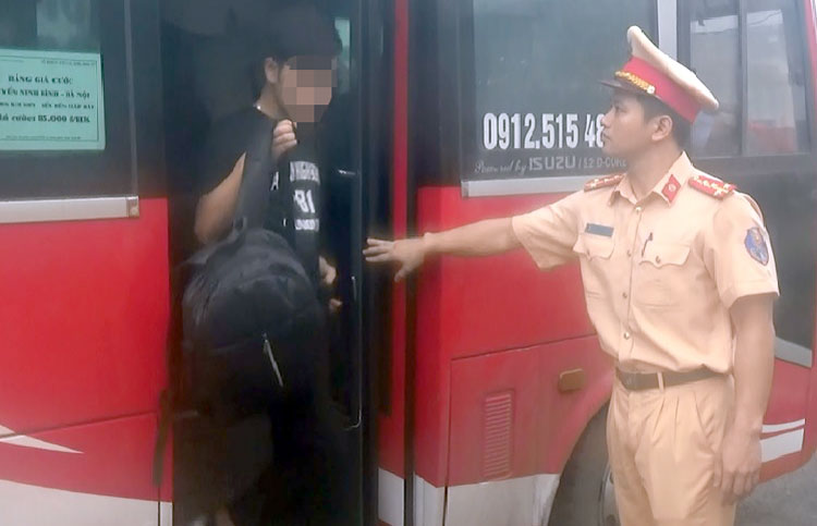 Xe 29 chỗ bị phát hiện nhồi nhét 64 khách