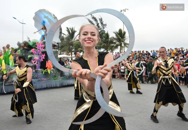 Nóng bỏng mắt màn trình diễn múa Carnival đường phố của các vũ công ngoại quốc tại Sầm Sơn