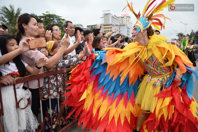 Nóng bỏng mắt màn trình diễn múa Carnival đường phố của các vũ công ngoại quốc tại Sầm Sơn