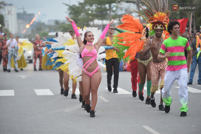 Nóng bỏng mắt màn trình diễn múa Carnival đường phố của các vũ công ngoại quốc tại Sầm Sơn