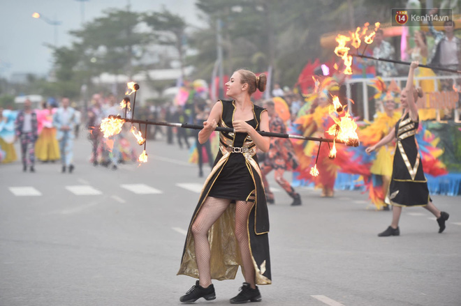 Nóng bỏng mắt màn trình diễn múa Carnival đường phố của các vũ công ngoại quốc tại Sầm Sơn