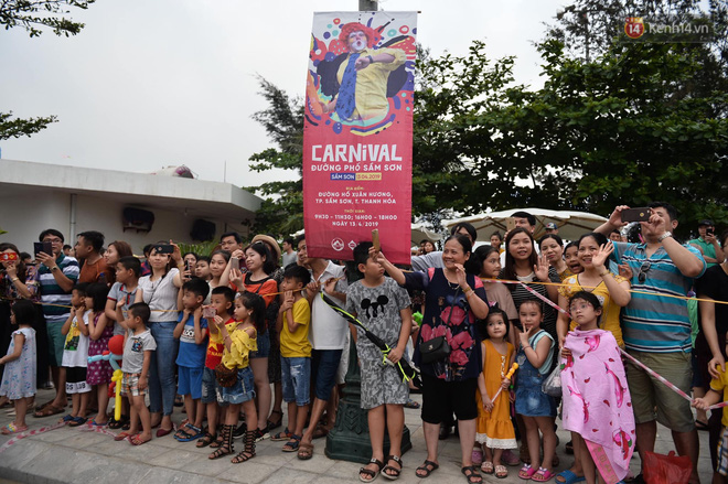 Nóng bỏng mắt màn trình diễn múa Carnival đường phố của các vũ công ngoại quốc tại Sầm Sơn