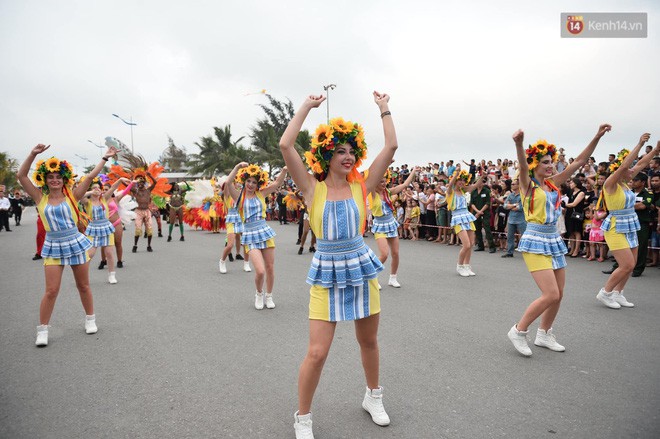 Nóng bỏng mắt màn trình diễn múa Carnival đường phố của các vũ công ngoại quốc tại Sầm Sơn