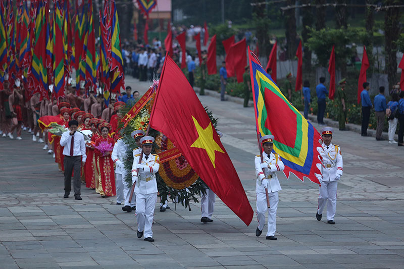 Video ảnh: Chủ tịch Quốc hội dâng hương tưởng nhớ các Vua Hùng