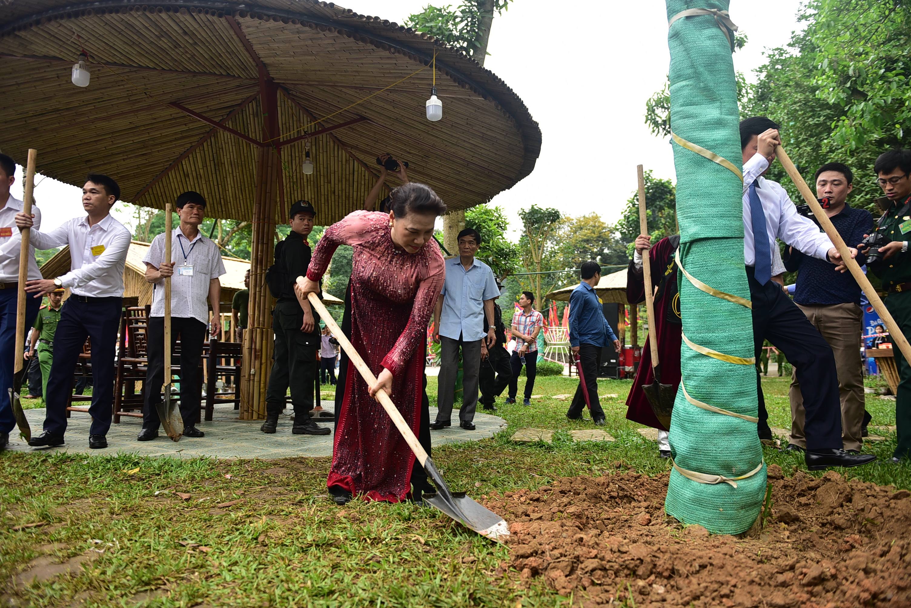 Video ảnh: Chủ tịch Quốc hội dâng hương tưởng nhớ các Vua Hùng