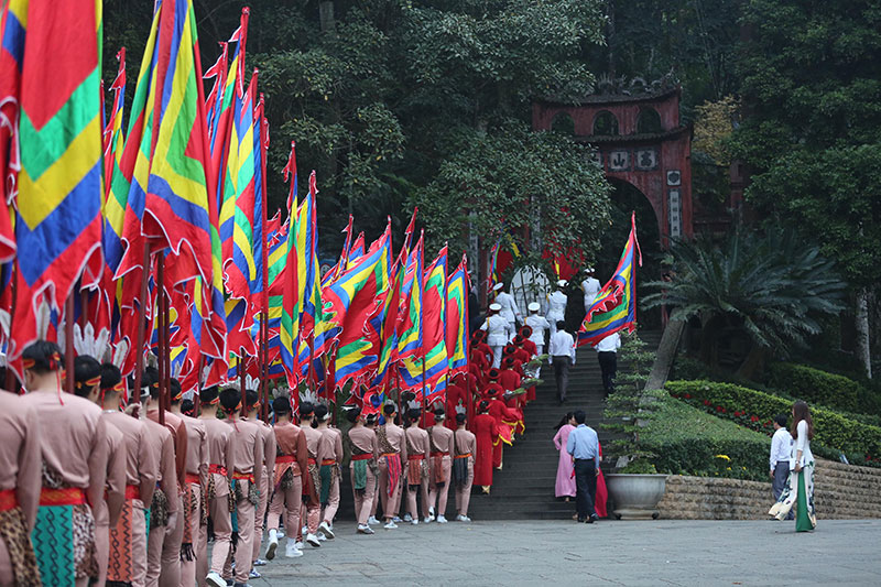 Video ảnh: Chủ tịch Quốc hội dâng hương tưởng nhớ các Vua Hùng