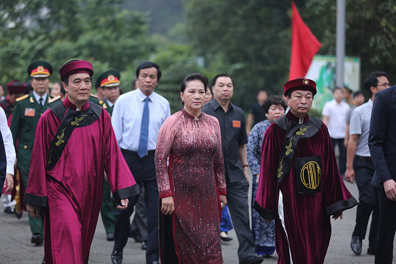 Video ảnh: Chủ tịch Quốc hội dâng hương tưởng nhớ các Vua Hùng