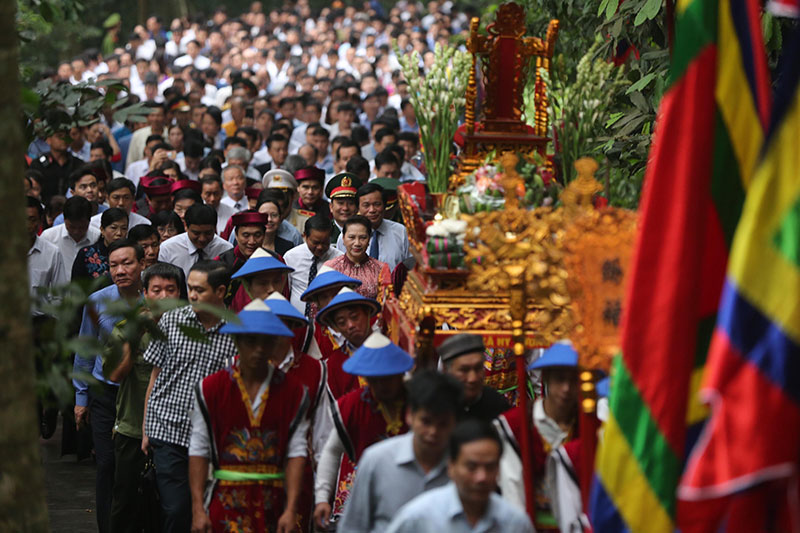 Video ảnh: Chủ tịch Quốc hội dâng hương tưởng nhớ các Vua Hùng