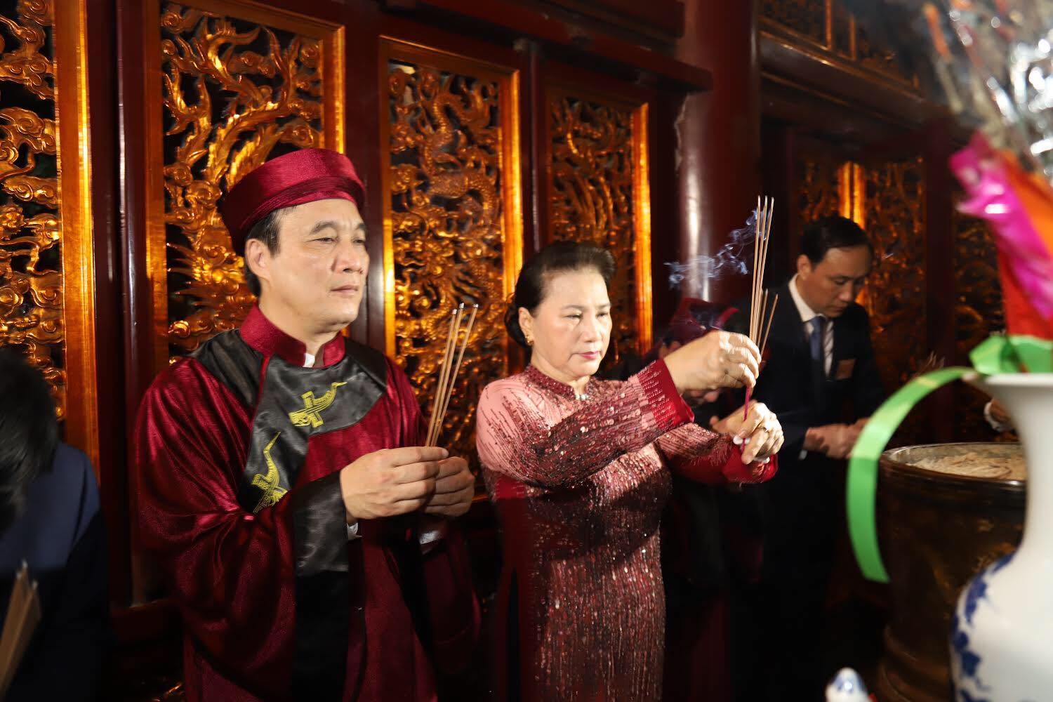 Video ảnh: Chủ tịch Quốc hội dâng hương tưởng nhớ các Vua Hùng