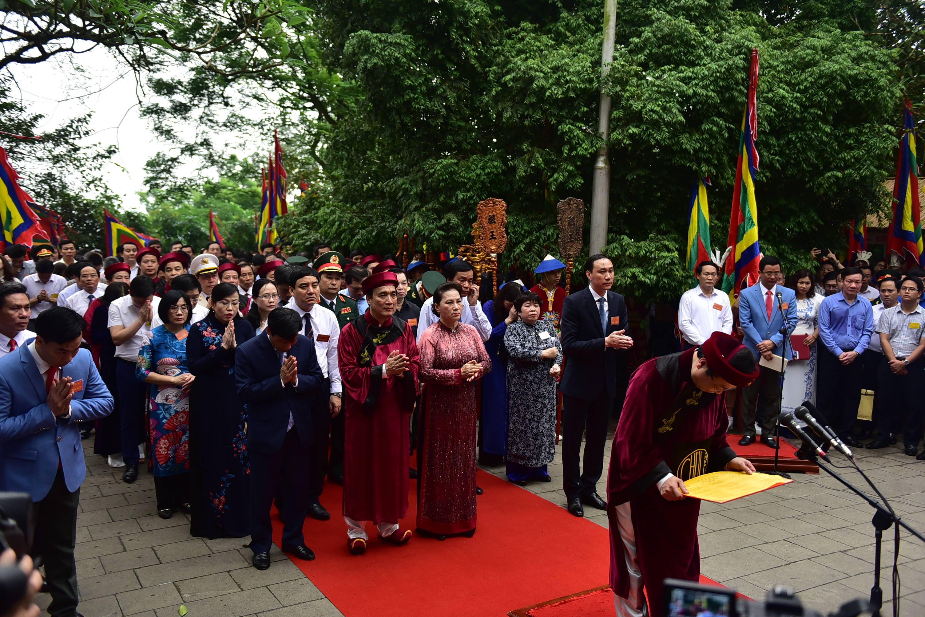 Video ảnh: Chủ tịch Quốc hội dâng hương tưởng nhớ các Vua Hùng