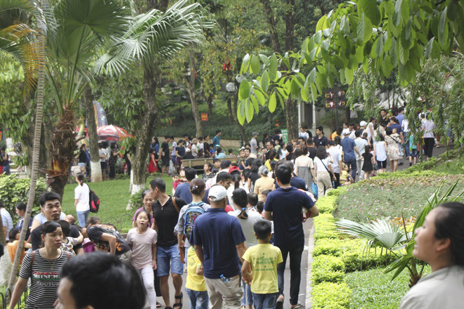 Biển người chen chân tại Vườn thú Thủ Lệ trong ngày cuối nghỉ lễ