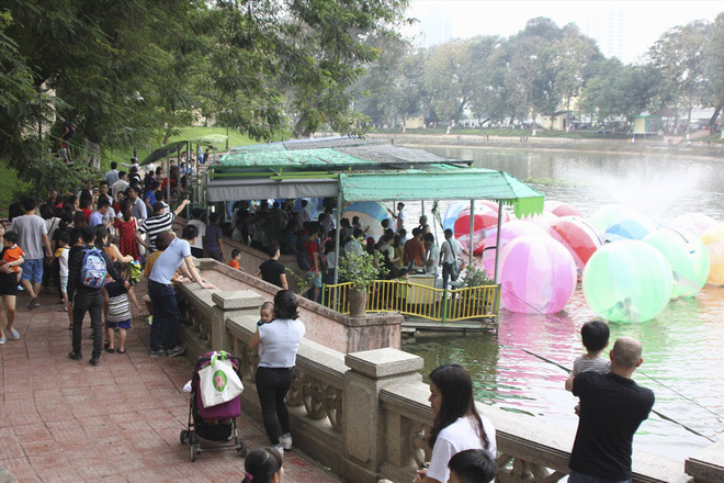 Biển người chen chân tại Vườn thú Thủ Lệ trong ngày cuối nghỉ lễ