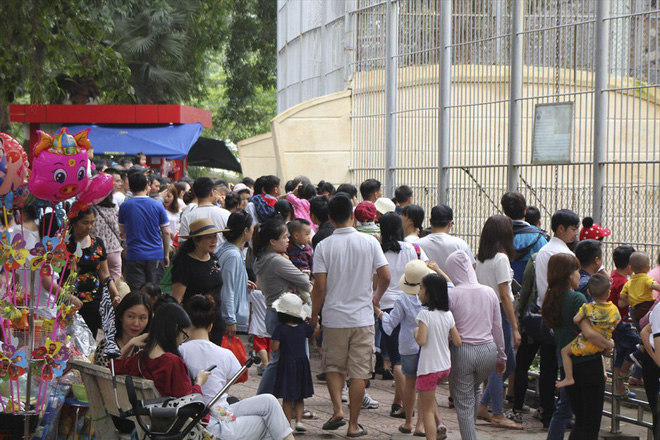 Biển người chen chân tại Vườn thú Thủ Lệ trong ngày cuối nghỉ lễ