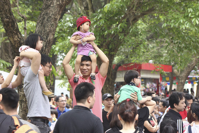 Biển người chen chân tại Vườn thú Thủ Lệ trong ngày cuối nghỉ lễ